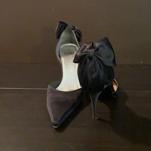 Stuart Weizmann black heels with bows 017
